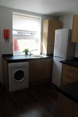 4 Bed Terraced House, Barrington Road, L15 - Photo 3