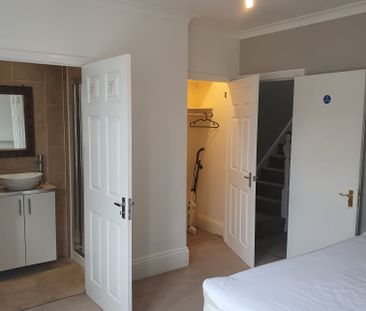 6 bedroom, 1 en-suite house - Photo 2