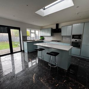 7 Bed Semi-Detached House, Woodmansterne Road, SW16 - Photo 2