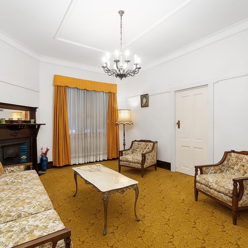 Sensationally Positioned, Bright And Spacious Single Level Three Bedroom Family Home, Only Moments To All Amenities - Photo 1