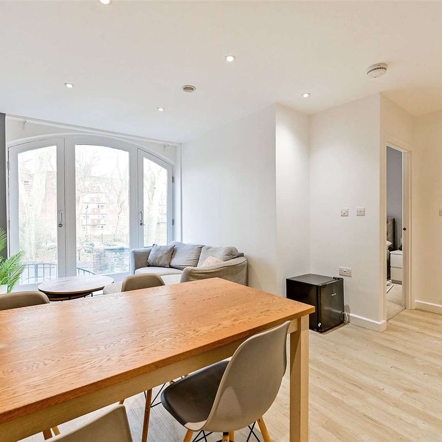 Modern one bedroom first floor apartment in Old Market. - Photo 1