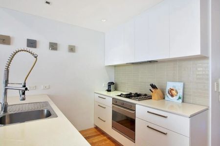 Contemporary Living in Landscaped Garden Complex near Bondi Beaches - Photo 3