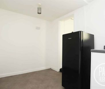 Beccles Road, Lowestoft, NR33 - Photo 6