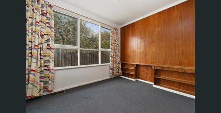 THREE BEDROOM HOME - SHORT TERM LEASE ONLY - Photo 4