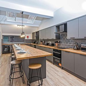 10 bedroom house of multiple occupation to rent - Photo 2