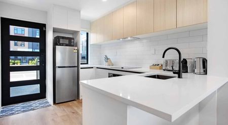 4 Bedroom, 2 Bathroom Modern Townhouse – Short-Term Stay (3 Months) - Photo 3