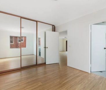 SPACIOUS 3 BEDROOM APARTMENT IN PRIME LOCATION - Photo 4