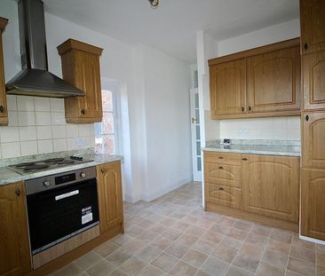 2 Bedroom Maisonette - Lower To Let - Photo 5