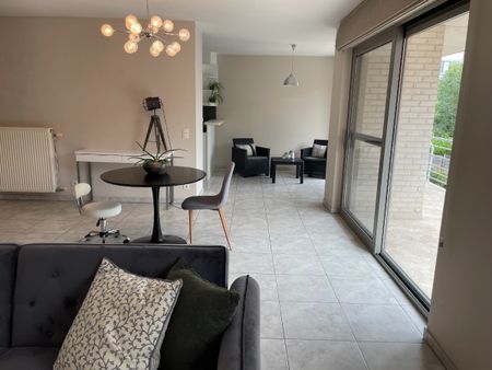 ruim instapklaar twee slaapkamer appartement met groot terras & gelijkvloerse garage - Photo 2