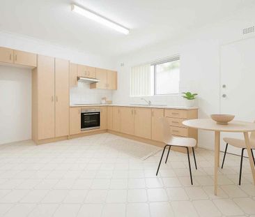 well-maintained 3-bedroom townhouse - Photo 1