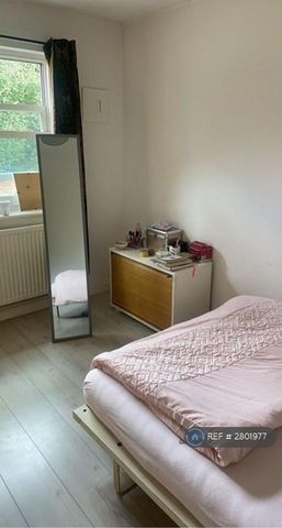 1 bedroom in a house share to rent - Photo 4