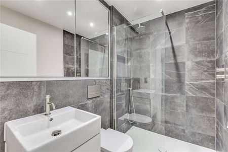 Large 2 bedroom, 1st floor apartment in small new build development with parking - Photo 3