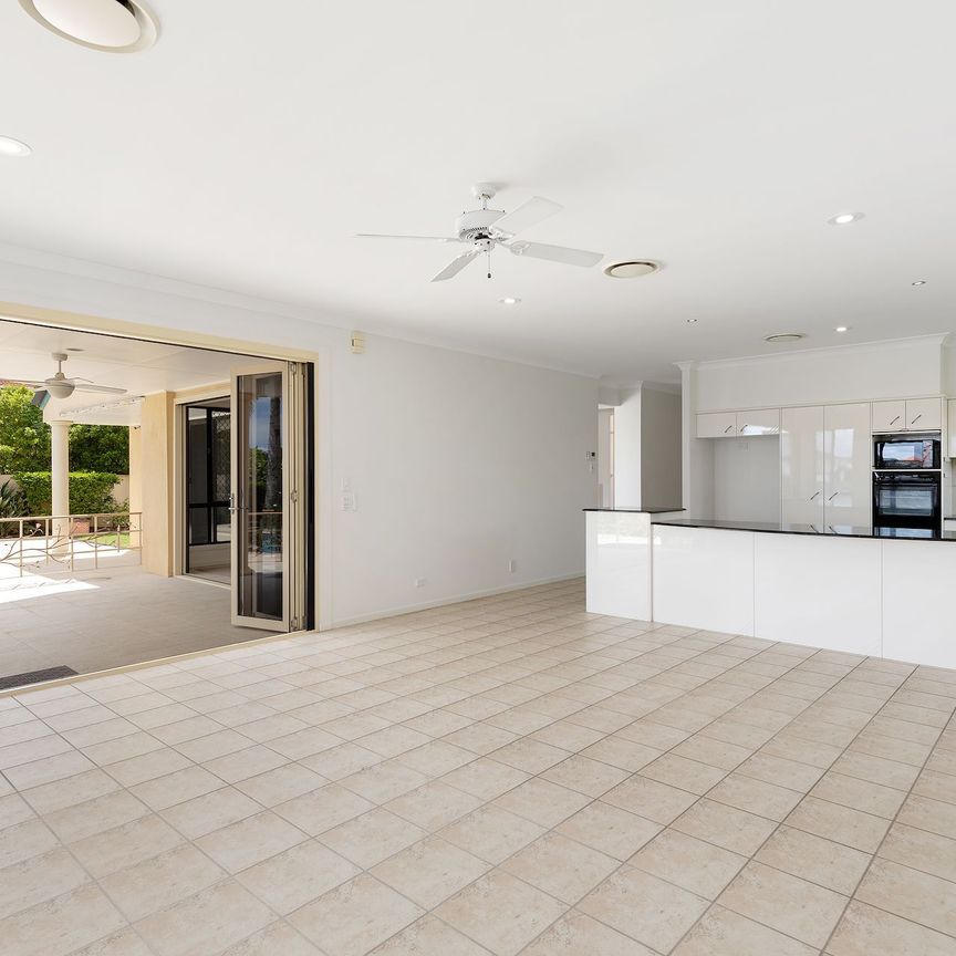 37 Oyster Cove Promenade, Helensvale. - Photo 1