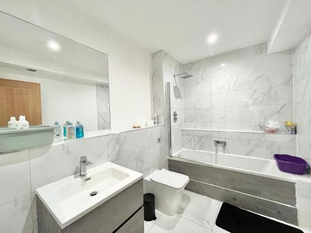 1 bedroom in a flat share to rent - Photo 5