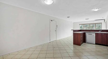Spacious 3 Bedroom Apartment - Photo 3