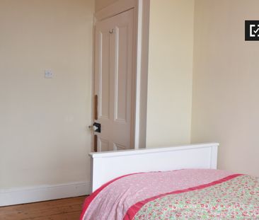 Bright room in shared apartment in Terenure, Dublin - Photo 4