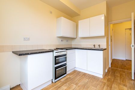FIRST FLOOR STUDIO FLAT - Photo 2