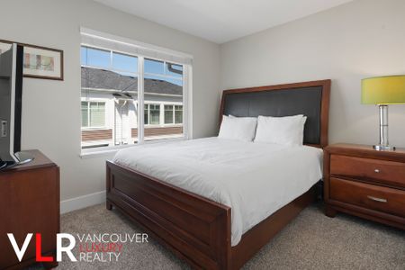Townhouse in Surrey, BC - Photo 5