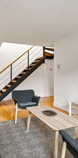 PLATEAU MONT-ROYAL, 7 1/2 avec 3 chambres fermées et 2 salles de bain. Entièrement MEUBLÉ et ÉQUIPÉ à neuf! À 2 pas du Métro Laurier. LIBRE IMMÉDIATE - Photo 1