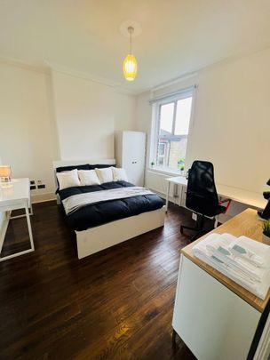 4 Bed Flat, Trafalgar Road, SE10 - Photo 1