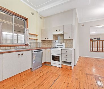 Spacious 5-Bedroom Home with Large Yard – Utilities Included - Photo 3