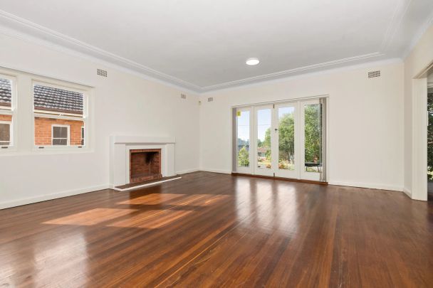 WELL MAINTAINED BRICK THREE BEDROOM - Photo 1