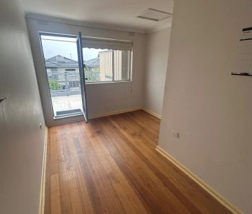 “Three Bedroom and large Balcony” - Photo 4