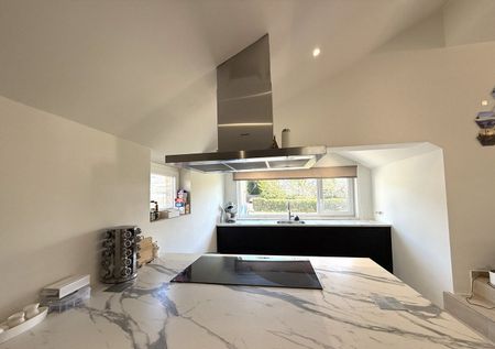 Instapklare woning met 3 slaapkamers en een gezellige tuin op toplocatie in Hoeselt te huur! - Photo 2