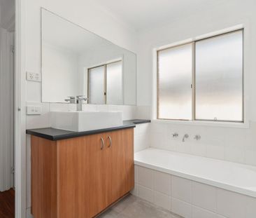 Central Location, close to shops and education - 3 BED/ 1 BATH/ 1 G... - Photo 6