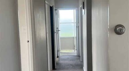 Close to schools and shops - Photo 5