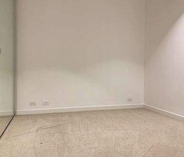 Stylish 2-Bedroom Apartment with Study in Prime Southbank Location - Photo 3