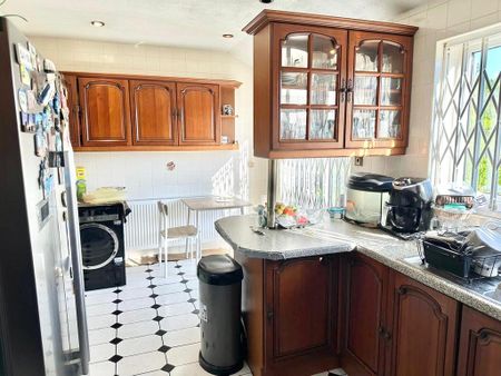 1 bedroom in a house share to rent - Photo 3