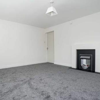 3 bedroom property to rent in Linwood - Photo 1