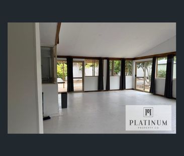 Spacious 4-Bed Room Family Home & Large workshop - Photo 4