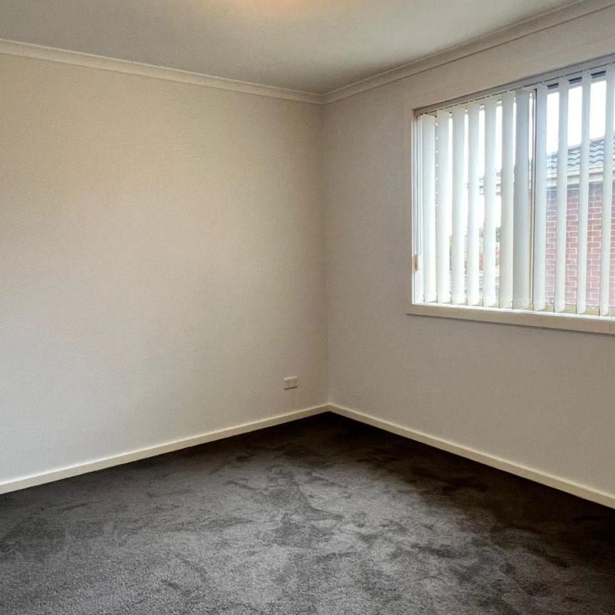 Perfectly positioned, three bedroom beauty! - Photo 1