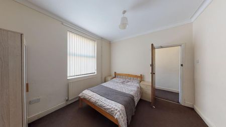 4 bedroom terraced house to rent - Photo 2