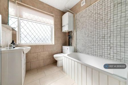 3 bedroom semi-detached house to rent - Photo 4