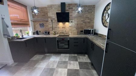 1 bedroom in a house share to rent - Photo 3