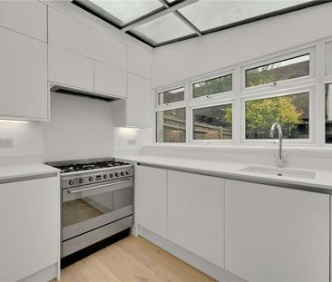 A charming cottage in the heart of Farnham town centre with a priva... - Photo 4