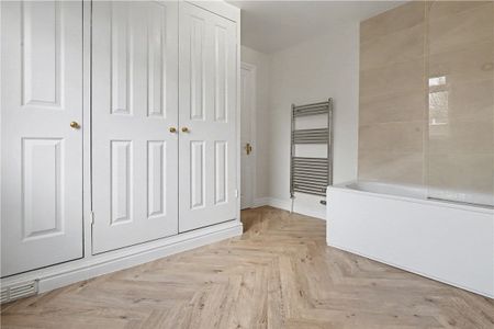 A beautifully presented and spacious furnished apartment set over two floors and located in central Jericho. - Photo 2