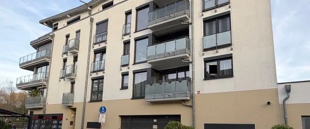 Sehr hochwertig ausgestattete 4-Zimmer-Stadtwohnung mit Aufzug, Einbauküche, 2 Balkonen und Garage - Photo 1