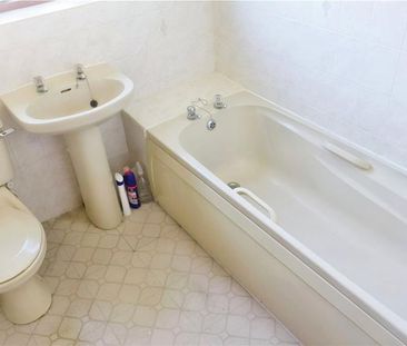 4 bedroom semi-detached house to rent - Photo 3