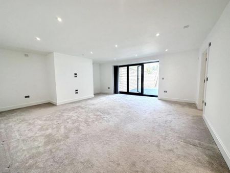 5 bedroom detached house to rent - Photo 2