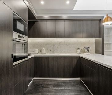 Fully Renovated Victorian, Unbeatable location - Photo 2