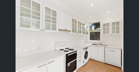 Spacious family home with leafy outlook - Photo 3