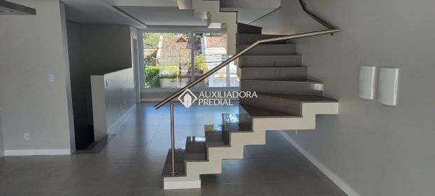 Casa com 3 quartos e 203m² para alugar em Higienópolis, Porto Alegre. - Photo 1