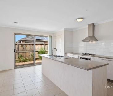 “Great Family Home in Featherbrook!” - Photo 2