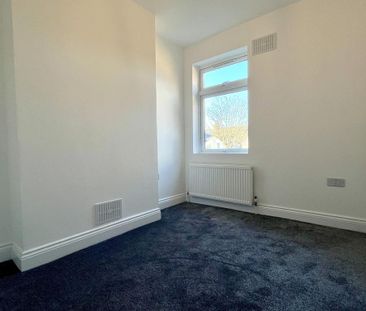 2 bedroom end of terrace house to rent - Photo 2