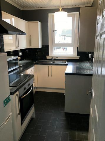 3 bedroom flat to rent - Photo 3