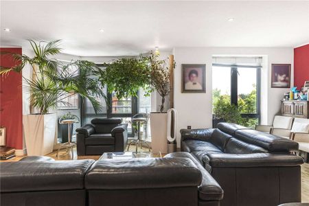 A stunning second floor two bedroom apartment located approximately 0.3 miles away from Ealing Broadway Station - Photo 4